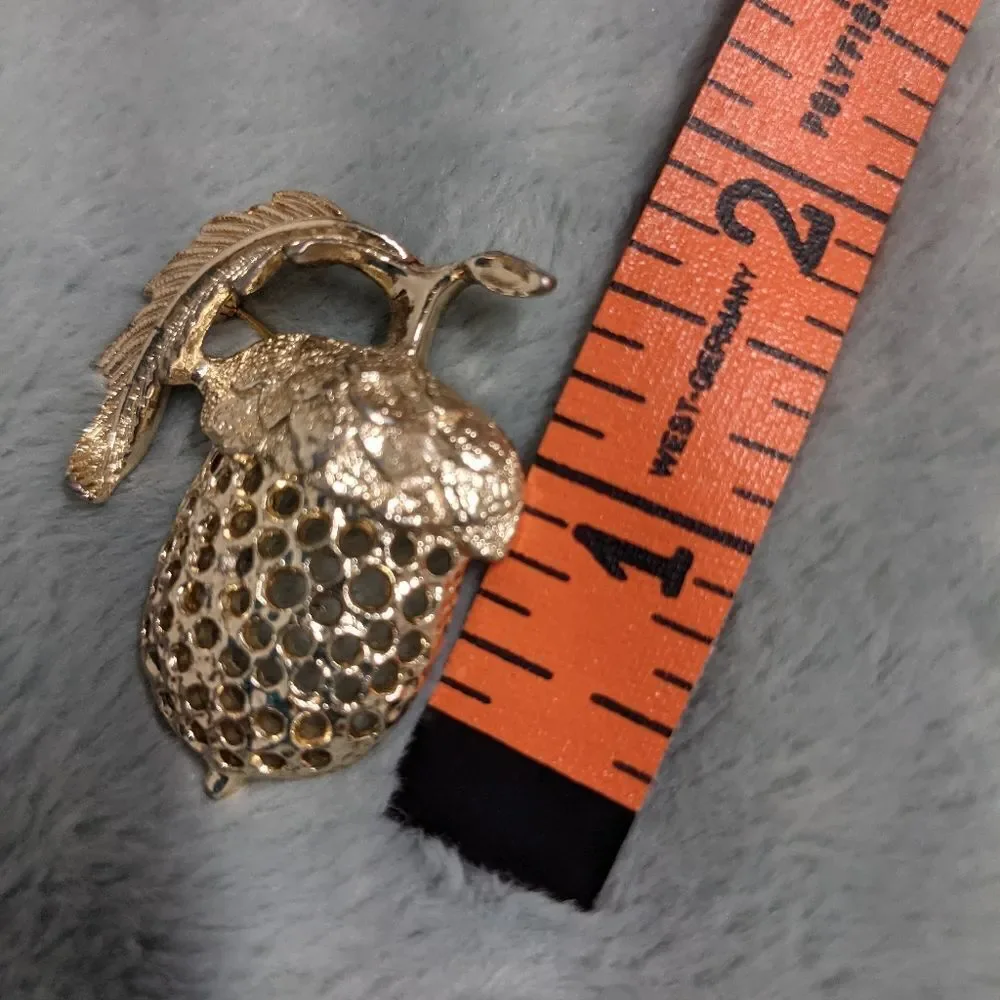 Vintage 1970's Sarah Coventry Acorn Brooche - Picture 8 of 9